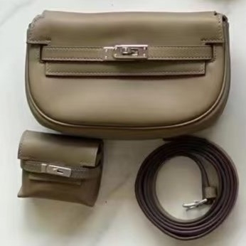 Mini torba preko ramena s dvostrukom funkcijom, sedlast oblik, koža goveda, kopča, džep za ID