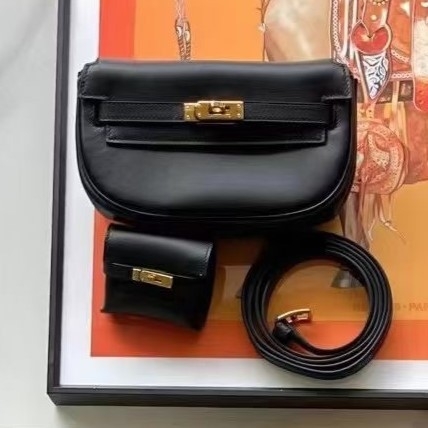 Mini torba preko ramena s dvostrukom funkcijom, sedlast oblik, koža goveda, kopča, džep za ID