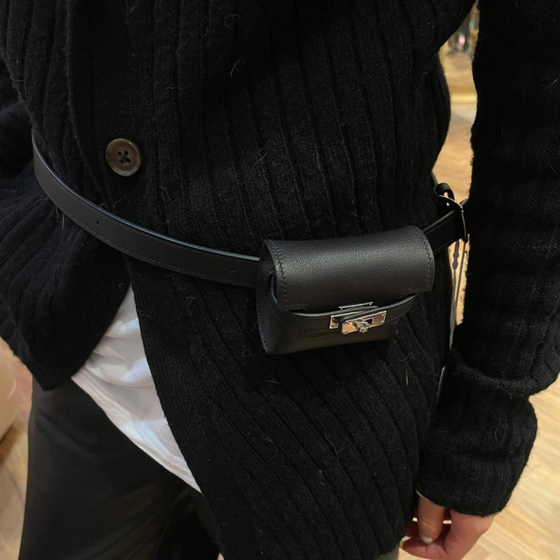 Mini torba preko ramena s dvostrukom funkcijom, sedlast oblik, koža goveda, kopča, džep za ID