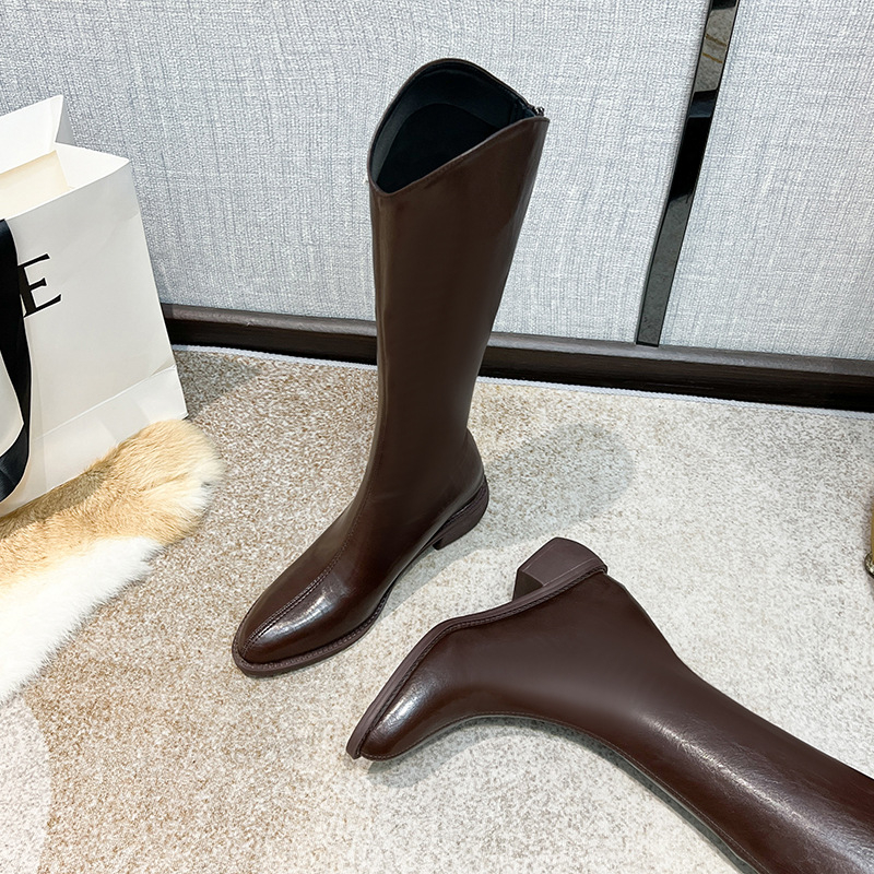 Moterų riteriniai batai su aukštu vamzdeliu - dviejų sluoksnių jautienos odos vampas, odinis įdėklas, guminė padas, vidinis pakilimo kulnas 3–5 cm, smailus pirštas