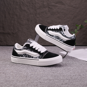 Muške tenisice, platnen gornji dio, prozračna mrežasta unutarnja podstava, okrugli vrh, vezanje šnurkama, gumena potplat