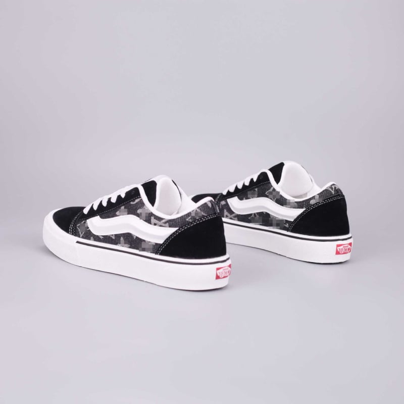 Muške tenisice, platnen gornji dio, prozračna mrežasta unutarnja podstava, okrugli vrh, vezanje šnurkama, gumena potplat