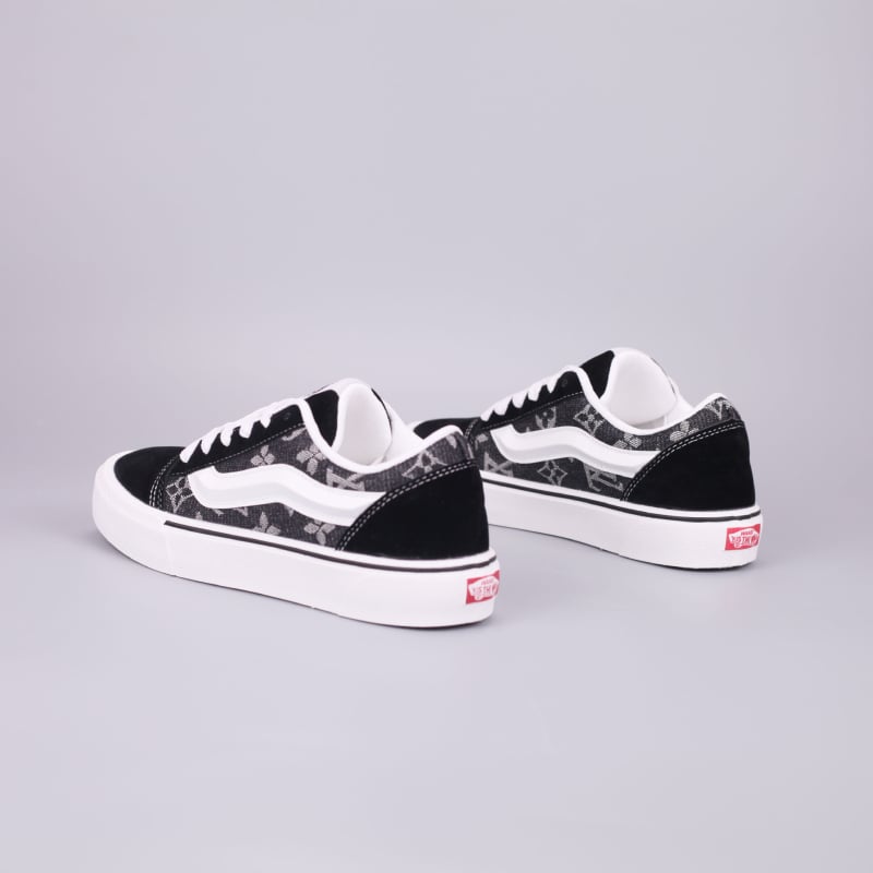 Muške tenisice, platnen gornji dio, prozračna mrežasta unutarnja podstava, okrugli vrh, vezanje šnurkama, gumena potplat