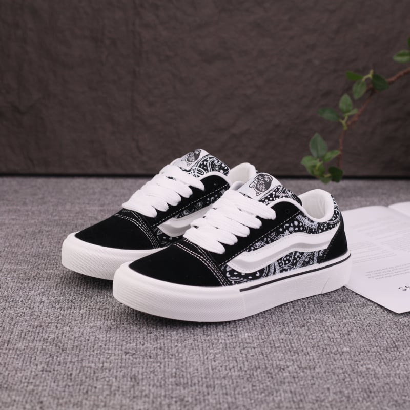 Muške tenisice, platnen gornji dio, prozračna mrežasta unutarnja podstava, okrugli vrh, vezanje šnurkama, gumena potplat