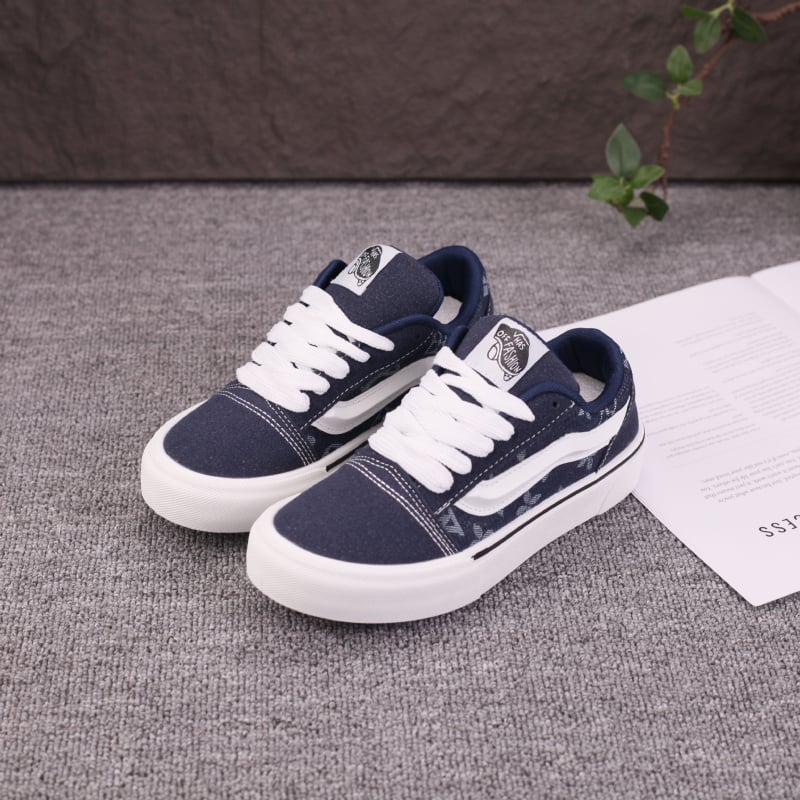 Muške tenisice, platnen gornji dio, prozračna mrežasta unutarnja podstava, okrugli vrh, vezanje šnurkama, gumena potplat