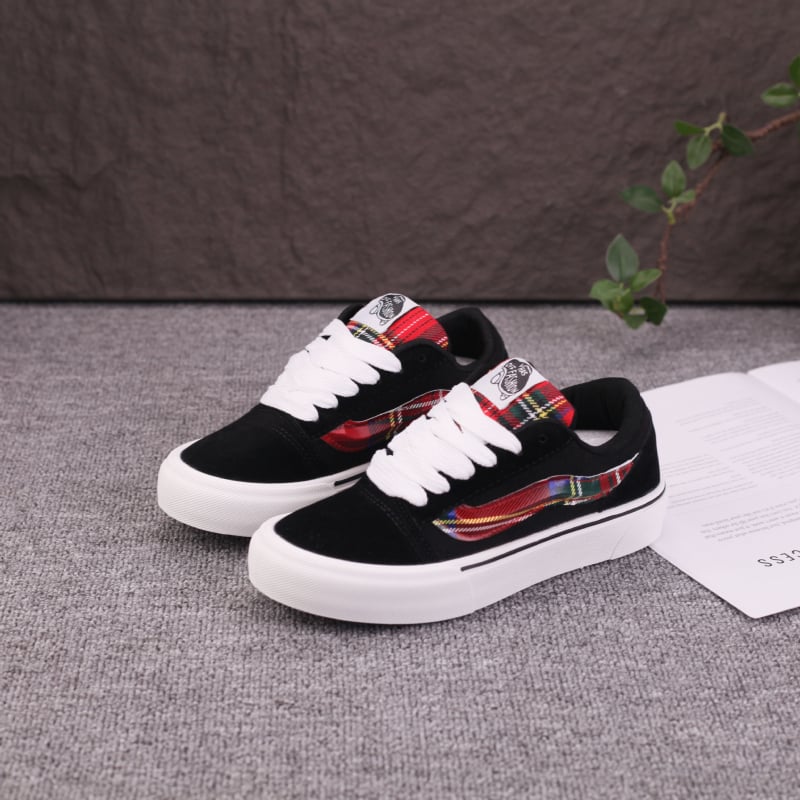 Muške tenisice, platnen gornji dio, prozračna mrežasta unutarnja podstava, okrugli vrh, vezanje šnurkama, gumena potplat