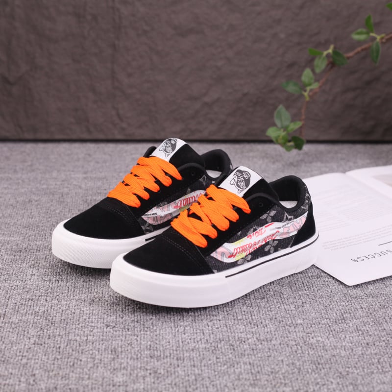 Muške tenisice, platnen gornji dio, prozračna mrežasta unutarnja podstava, okrugli vrh, vezanje šnurkama, gumena potplat