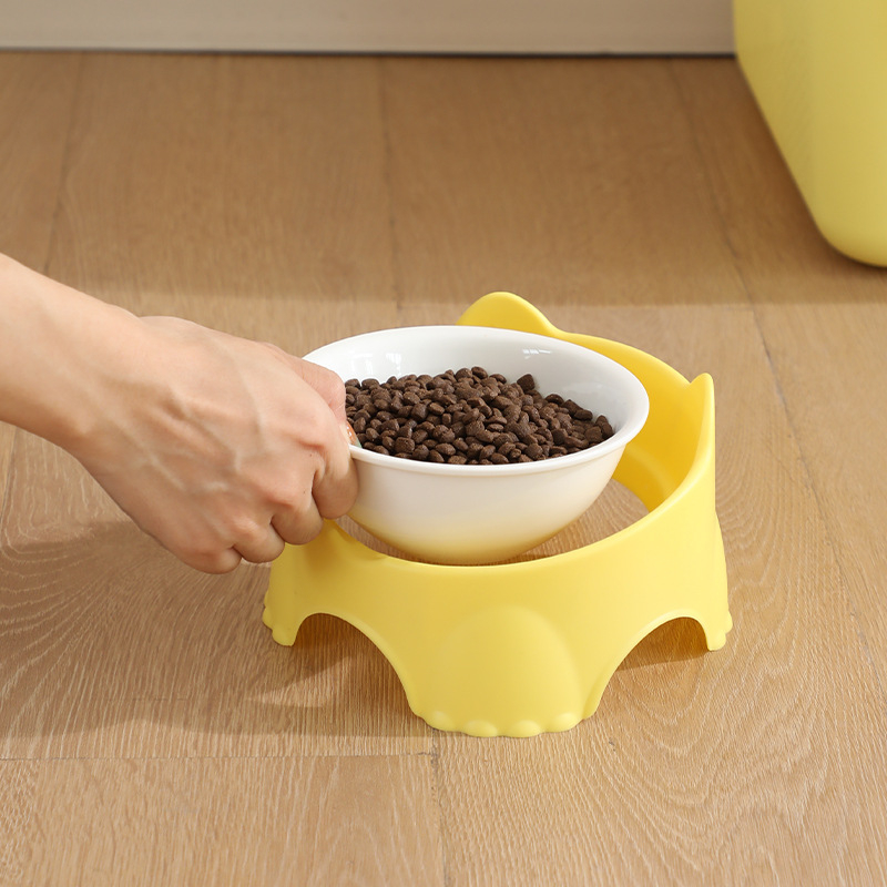 Sienā piestiprināms kaķu barošanas trauks, plastmasas pamatne ar keramisku vai nerūsējošā tērauda bļodu, telpām draudzīgs dizains