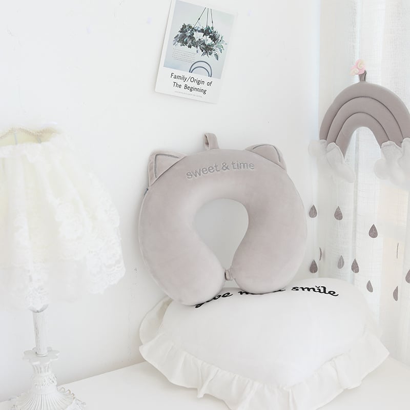 U-formájú nyakpárna memóriahab töltettel, kristály-velúr borítással, a nyak és a nyaki gerinc támogatására, utazásokhoz