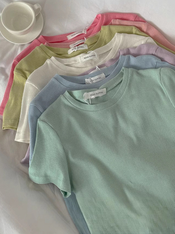 Sievietes T-krekls ar apaļu kaklu, īsām piedurknēm, šaurs griezums, elastīgs adījums, viskoze 90–95%