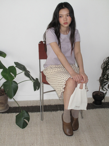 Allo T-krekls ar sirds izšuvumu un apdruku, kokvilnas maisījuma audums, īsās piedurknes, apaļa kakla, brīvs piegriezums, rudens 2025