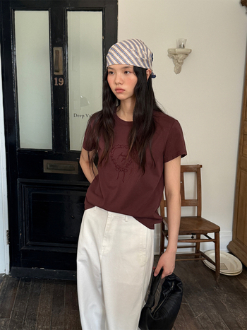 Allo T-krekls ar sirds izšuvumu un apdruku, kokvilnas maisījuma audums, īsās piedurknes, apaļa kakla, brīvs piegriezums, rudens 2025