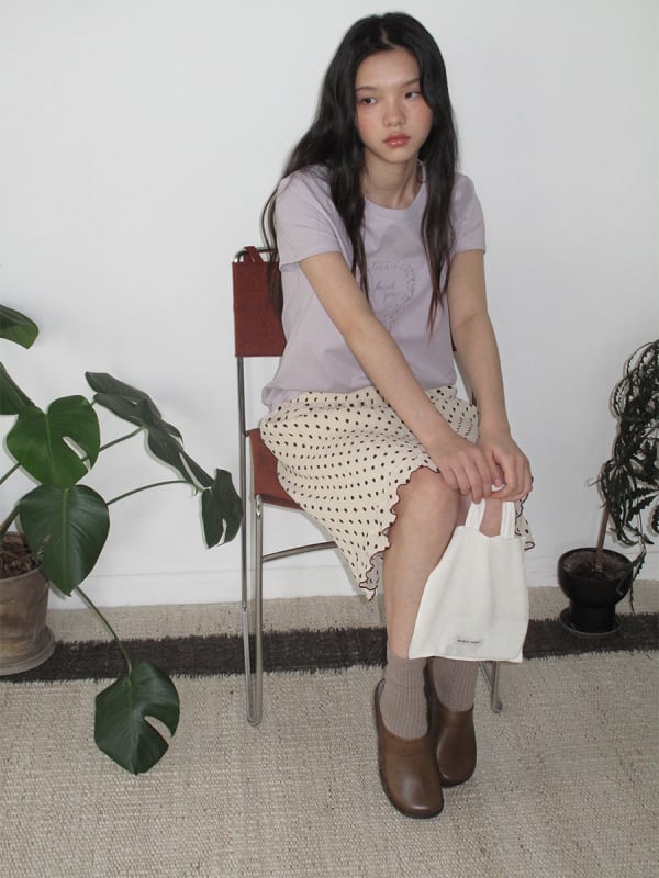 Allo T-krekls ar sirds izšuvumu un apdruku, kokvilnas maisījuma audums, īsās piedurknes, apaļa kakla, brīvs piegriezums, rudens 2025