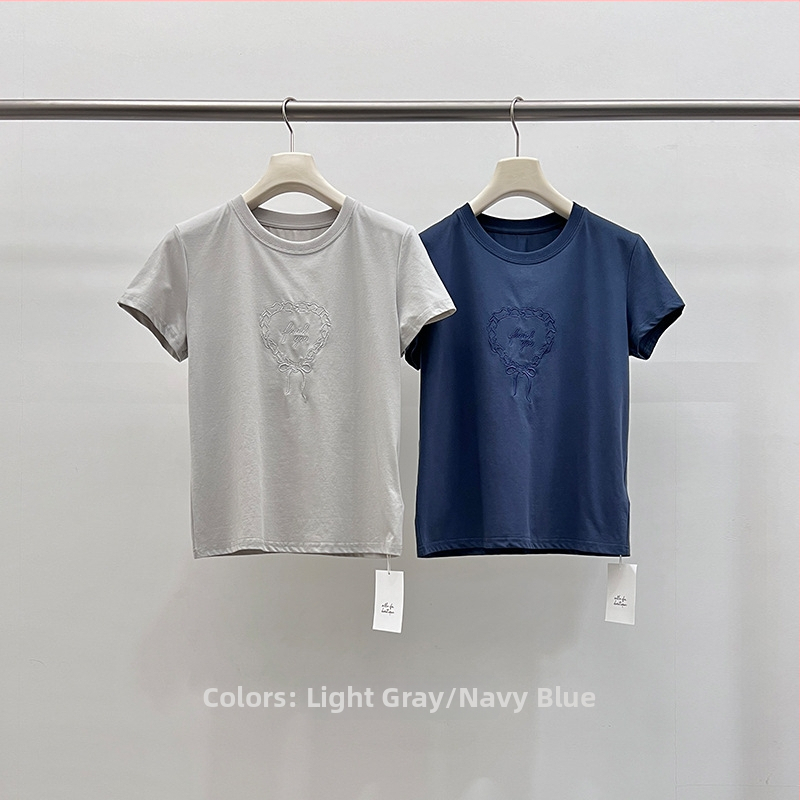 Allo T-krekls ar sirds izšuvumu un apdruku, kokvilnas maisījuma audums, īsās piedurknes, apaļa kakla, brīvs piegriezums, rudens 2025