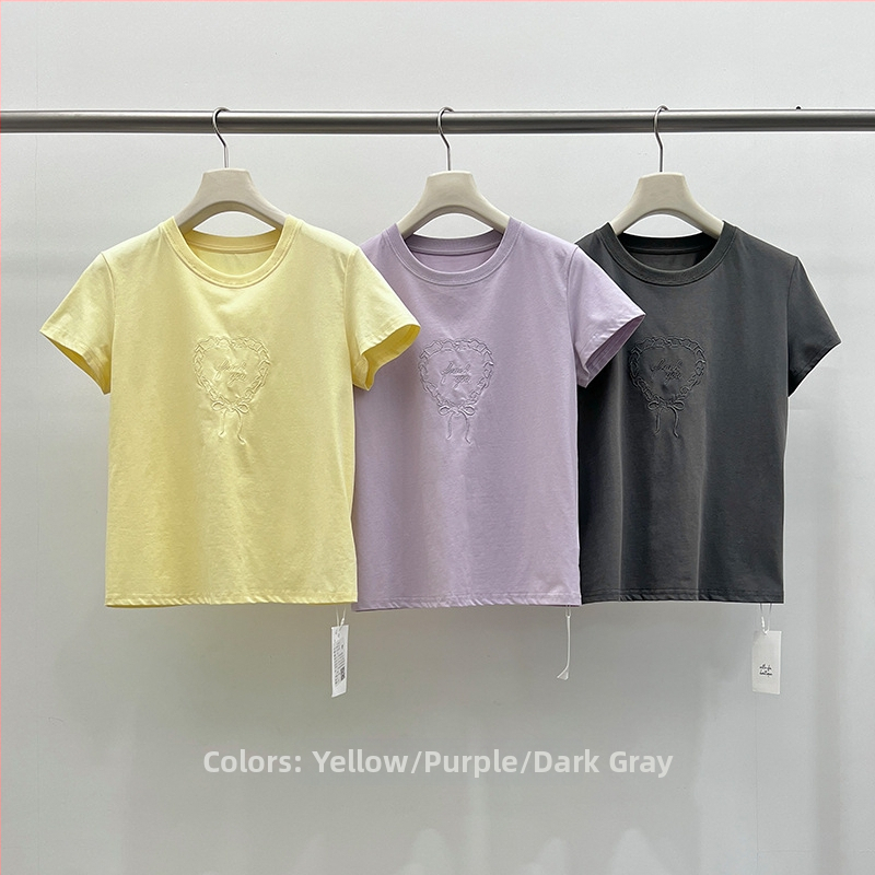 Allo T-krekls ar sirds izšuvumu un apdruku, kokvilnas maisījuma audums, īsās piedurknes, apaļa kakla, brīvs piegriezums, rudens 2025