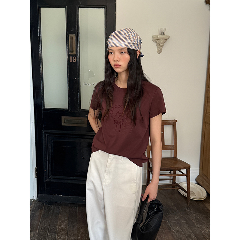 Allo T-krekls ar sirds izšuvumu un apdruku, kokvilnas maisījuma audums, īsās piedurknes, apaļa kakla, brīvs piegriezums, rudens 2025