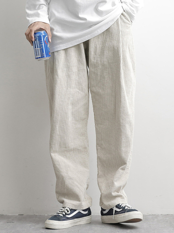 Japán stílusú kordurás férfi nadrág, laza szabású, középmagasságú derék, övvel és kötőzárral záródó