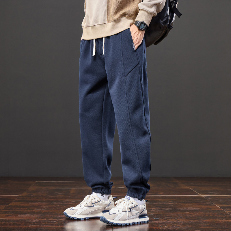 Férfiak számára lazán szabott melegítőnadrág, elasztikus derék, fleece béléses, kötött sportnadrág minden évszakra