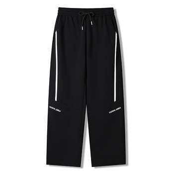 Férfiaknak szabadidő-sportnadrág, lazán szabott egyenes fazon, középmagas derekú, övvel és kötőzárással, pamut-keverék anyag, légáteresztő, tavasz–ősz