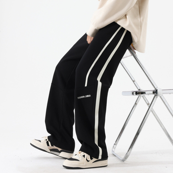 Férfiaknak szabadidő-sportnadrág, lazán szabott egyenes fazon, középmagas derekú, övvel és kötőzárással, pamut-keverék anyag, légáteresztő, tavasz–ősz