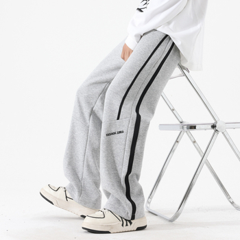 Férfiaknak szabadidő-sportnadrág, lazán szabott egyenes fazon, középmagas derekú, övvel és kötőzárással, pamut-keverék anyag, légáteresztő, tavasz–ősz