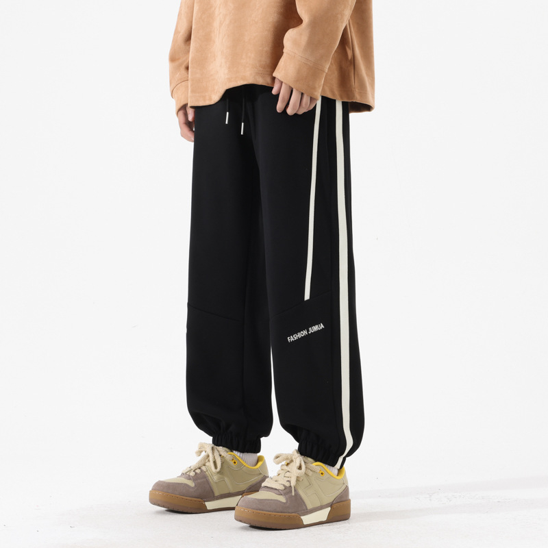 Férfiaknak szabadidő-sportnadrág, lazán szabott egyenes fazon, középmagas derekú, övvel és kötőzárással, pamut-keverék anyag, légáteresztő, tavasz–ősz