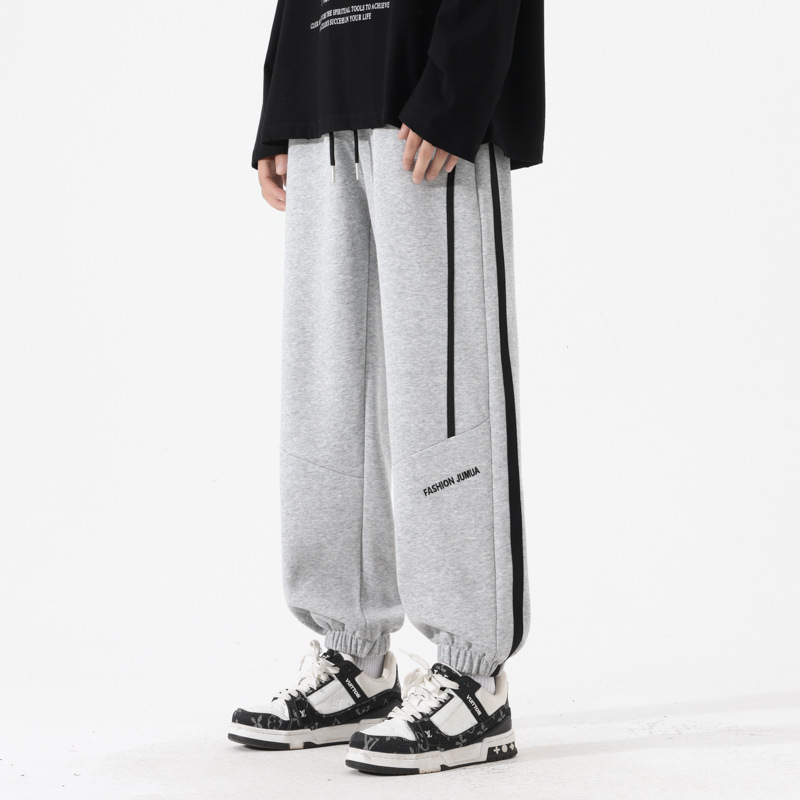 Férfiaknak szabadidő-sportnadrág, lazán szabott egyenes fazon, középmagas derekú, övvel és kötőzárással, pamut-keverék anyag, légáteresztő, tavasz–ősz