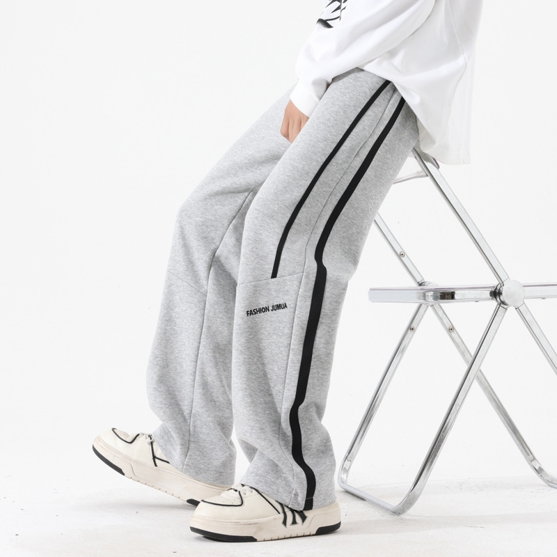 Férfiaknak szabadidő-sportnadrág, lazán szabott egyenes fazon, középmagas derekú, övvel és kötőzárással, pamut-keverék anyag, légáteresztő, tavasz–ősz