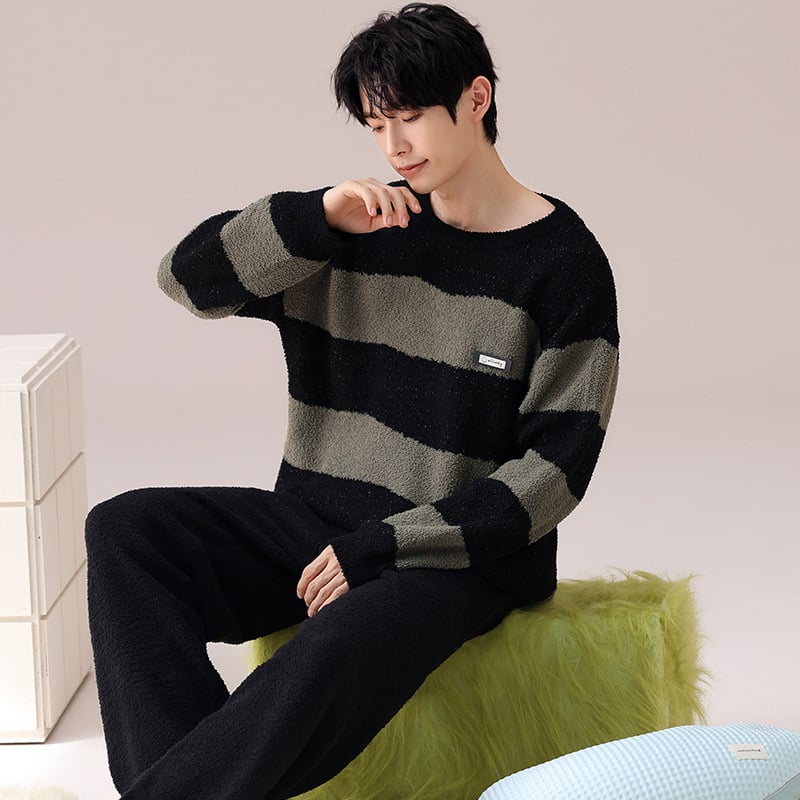 Muški pidžama set — polu-velur tkanina, ekstra debeli 301–350 g/m², gornji dio s okruglim izrezom i dugim rukavima, prugasti, dvodijelni kućni outfit