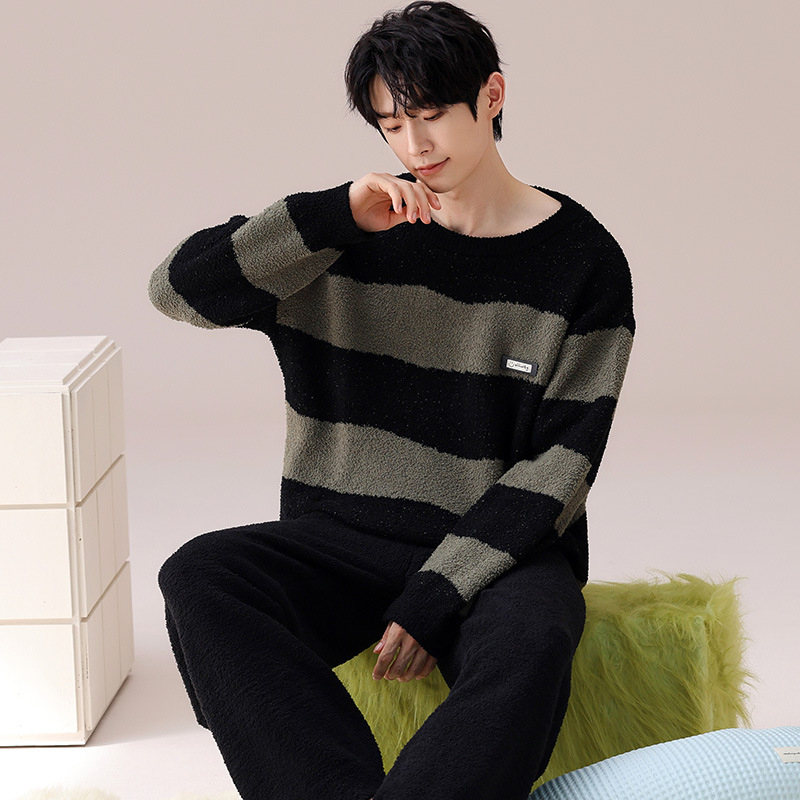 Muški pidžama set — polu-velur tkanina, ekstra debeli 301–350 g/m², gornji dio s okruglim izrezom i dugim rukavima, prugasti, dvodijelni kućni outfit