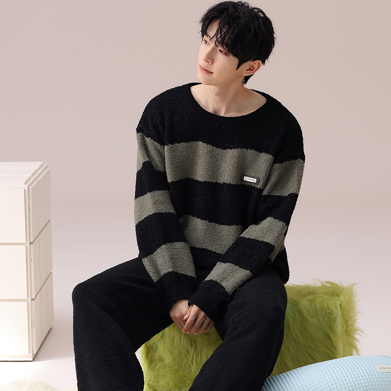 Muški pidžama set — polu-velur tkanina, ekstra debeli 301–350 g/m², gornji dio s okruglim izrezom i dugim rukavima, prugasti, dvodijelni kućni outfit