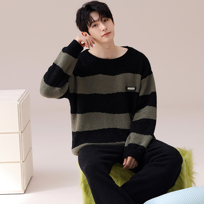 Muški pidžama set — polu-velur tkanina, ekstra debeli 301–350 g/m², gornji dio s okruglim izrezom i dugim rukavima, prugasti, dvodijelni kućni outfit