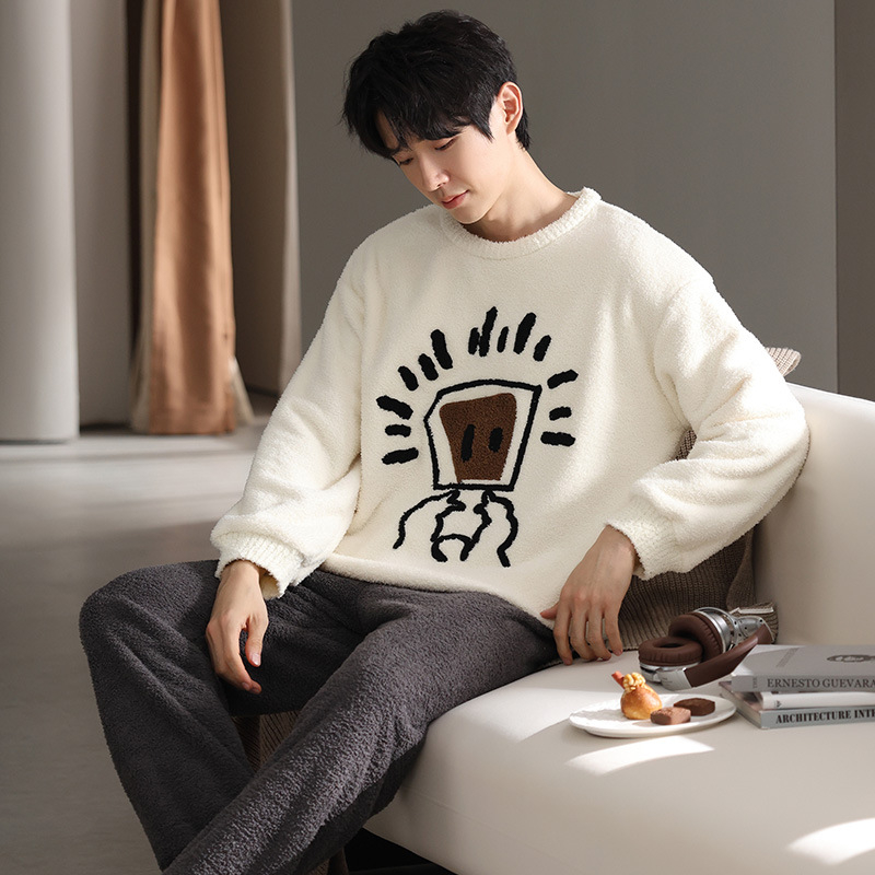 Muški pidžama set — polu-velur tkanina, ekstra debeli 301–350 g/m², gornji dio s okruglim izrezom i dugim rukavima, prugasti, dvodijelni kućni outfit