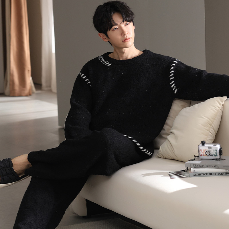 Muški pidžama set — polu-velur tkanina, ekstra debeli 301–350 g/m², gornji dio s okruglim izrezom i dugim rukavima, prugasti, dvodijelni kućni outfit