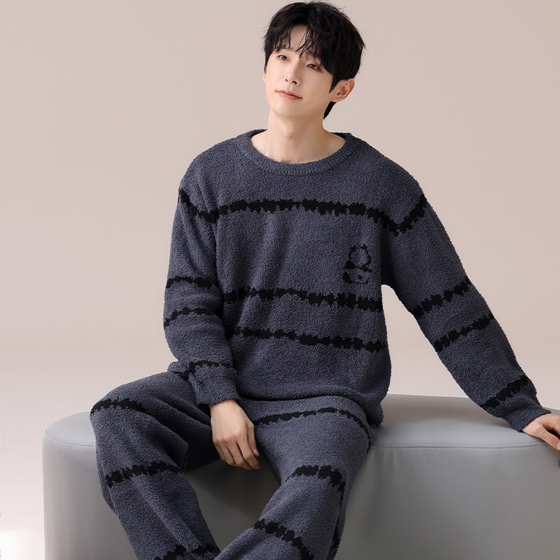 Muški pidžama set — polu-velur tkanina, ekstra debeli 301–350 g/m², gornji dio s okruglim izrezom i dugim rukavima, prugasti, dvodijelni kućni outfit