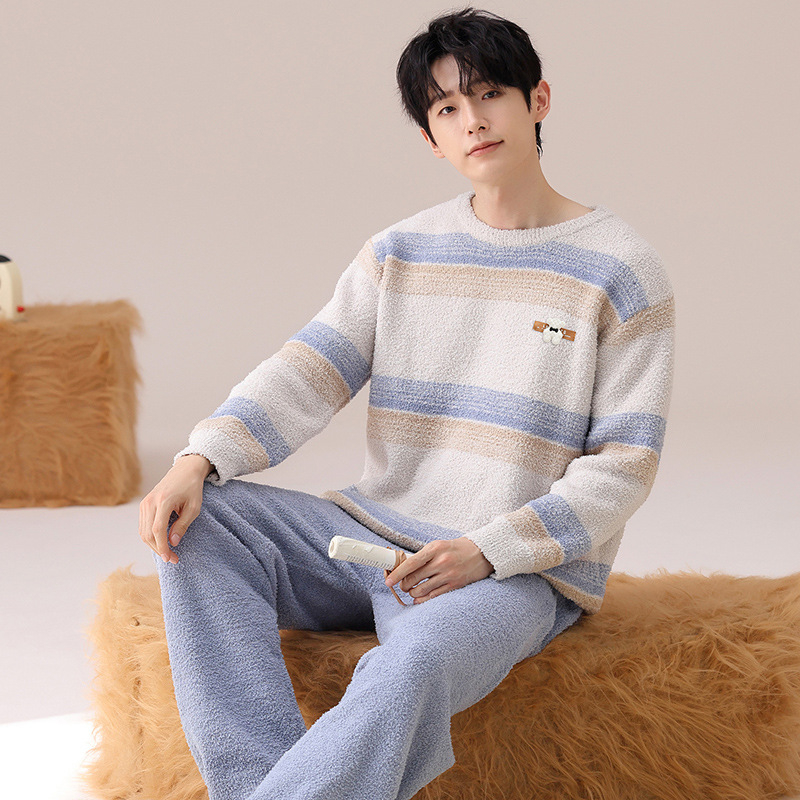 Muški pidžama set — polu-velur tkanina, ekstra debeli 301–350 g/m², gornji dio s okruglim izrezom i dugim rukavima, prugasti, dvodijelni kućni outfit