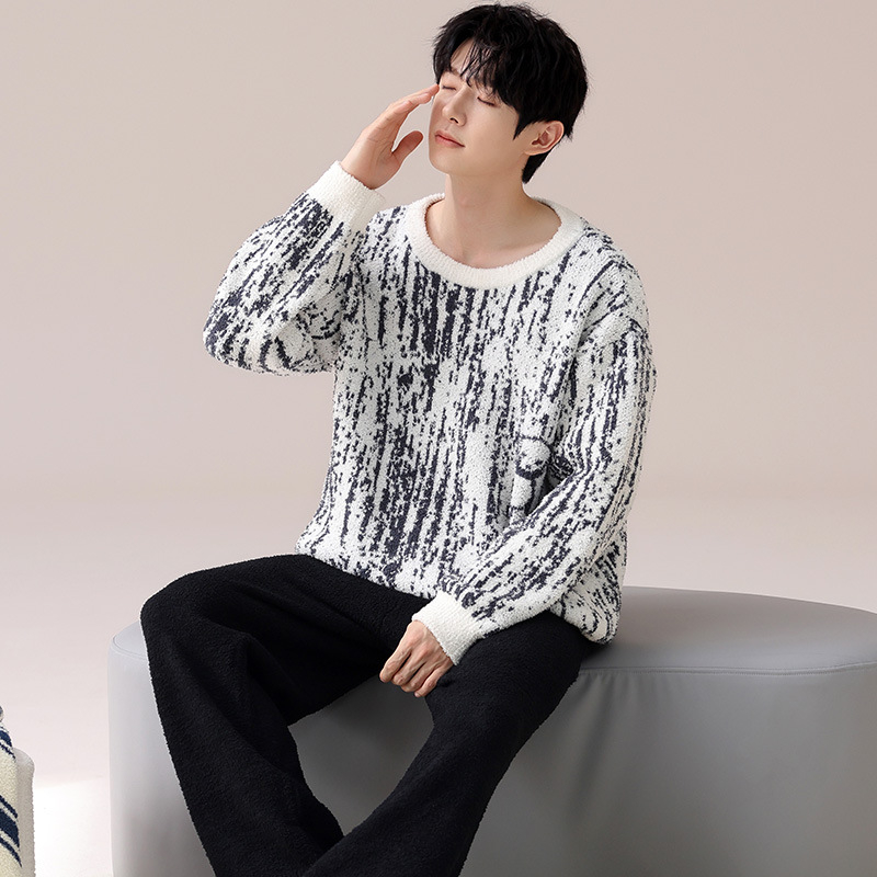 Muški pidžama set — polu-velur tkanina, ekstra debeli 301–350 g/m², gornji dio s okruglim izrezom i dugim rukavima, prugasti, dvodijelni kućni outfit