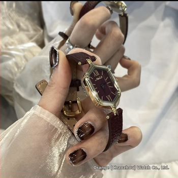 Ceas de damă analog cu curea PU, cadran cu cifre romane, aspect retro (Mecanism quartz • Rezistență la apă 30 m • Carcasă din aliaj • Curea PU • Geam mineral întărit)