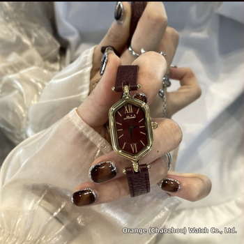 Ceas de damă analog cu curea PU, cadran cu cifre romane, aspect retro (Mecanism quartz • Rezistență la apă 30 m • Carcasă din aliaj • Curea PU • Geam mineral întărit)