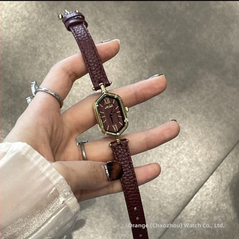 Ceas de damă analog cu curea PU, cadran cu cifre romane, aspect retro (Mecanism quartz • Rezistență la apă 30 m • Carcasă din aliaj • Curea PU • Geam mineral întărit)