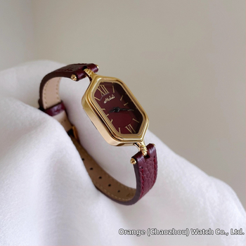 Ceas de damă analog cu curea PU, cadran cu cifre romane, aspect retro (Mecanism quartz • Rezistență la apă 30 m • Carcasă din aliaj • Curea PU • Geam mineral întărit)