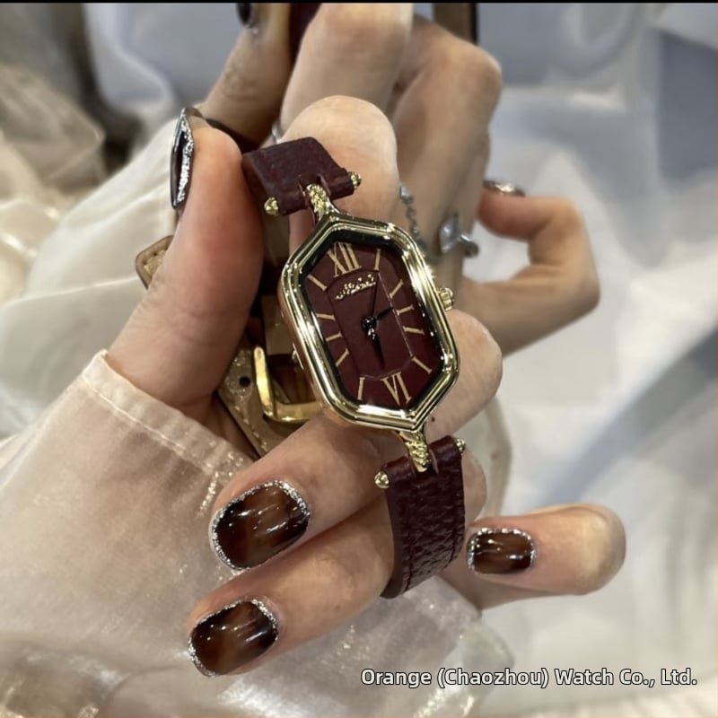 Ceas de damă analog cu curea PU, cadran cu cifre romane, aspect retro (Mecanism quartz • Rezistență la apă 30 m • Carcasă din aliaj • Curea PU • Geam mineral întărit)