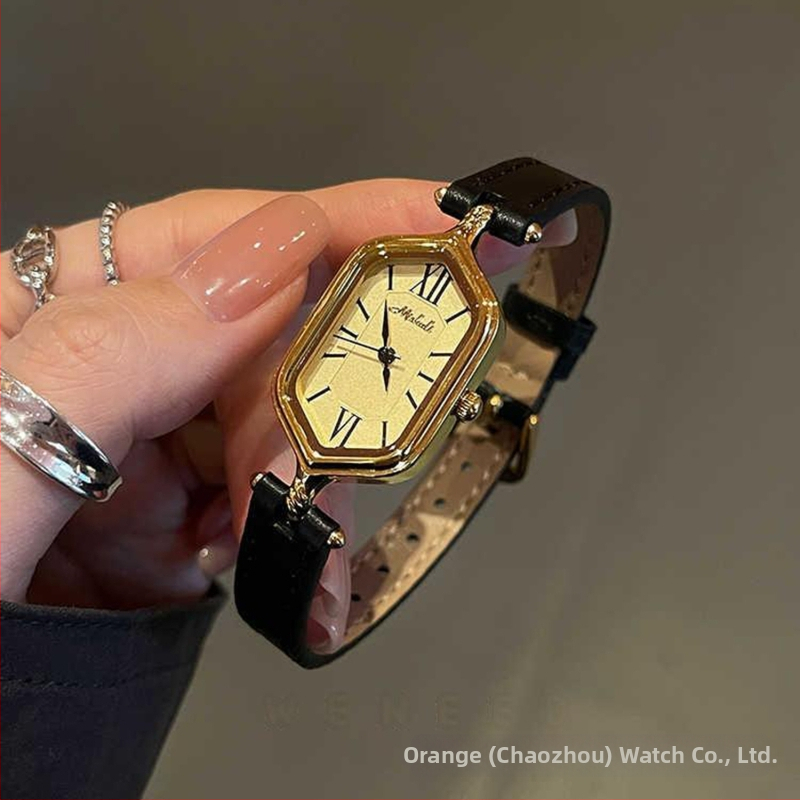 Ceas de damă analog cu curea PU, cadran cu cifre romane, aspect retro (Mecanism quartz • Rezistență la apă 30 m • Carcasă din aliaj • Curea PU • Geam mineral întărit)