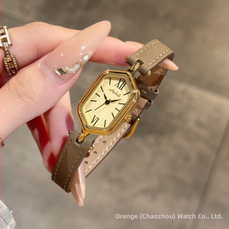 Ceas de damă analog cu curea PU, cadran cu cifre romane, aspect retro (Mecanism quartz • Rezistență la apă 30 m • Carcasă din aliaj • Curea PU • Geam mineral întărit)