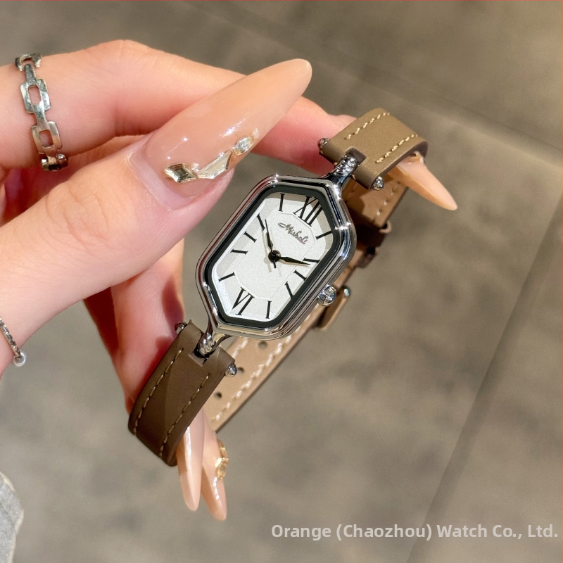 Ceas de damă analog cu curea PU, cadran cu cifre romane, aspect retro (Mecanism quartz • Rezistență la apă 30 m • Carcasă din aliaj • Curea PU • Geam mineral întărit)