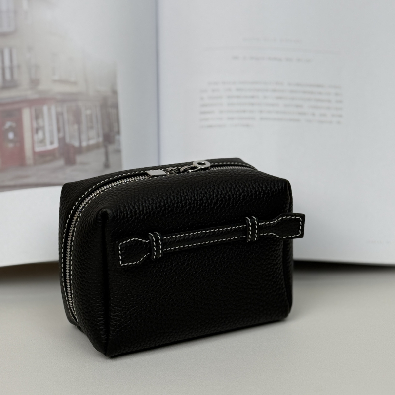 Natūralios odos kosmetinė, pirmosios odos sluoksnio karvės oda, pamušalas drobė, horizontaliai kvadratinė forma, užtrauktukas