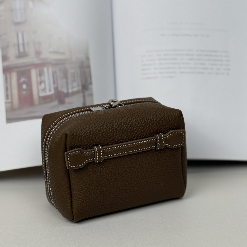 Natūralios odos kosmetinė, pirmosios odos sluoksnio karvės oda, pamušalas drobė, horizontaliai kvadratinė forma, užtrauktukas