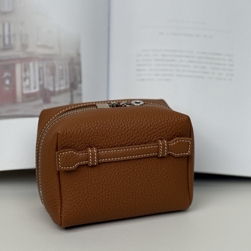 Natūralios odos kosmetinė, pirmosios odos sluoksnio karvės oda, pamušalas drobė, horizontaliai kvadratinė forma, užtrauktukas