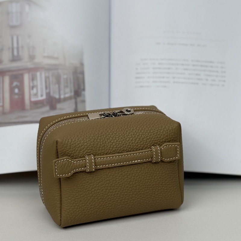 Natūralios odos kosmetinė, pirmosios odos sluoksnio karvės oda, pamušalas drobė, horizontaliai kvadratinė forma, užtrauktukas