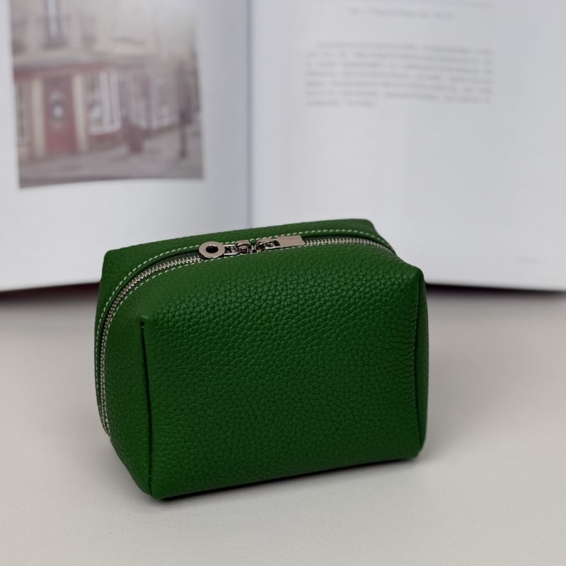 Natūralios odos kosmetinė, pirmosios odos sluoksnio karvės oda, pamušalas drobė, horizontaliai kvadratinė forma, užtrauktukas